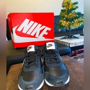 Nike MD Valiant
Size 5.5Y
Lightly Worn